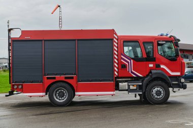 Bu büyüleyici sahnede, gelişmiş kurtarma teknolojisiyle donatılmış gelişmiş bir itfaiye aracı, müdahale etmeye ve hızlı bir şekilde karşılık vermeye hazır olan yetenekli itfaiye ekibiyle birlikte beklemektedir.