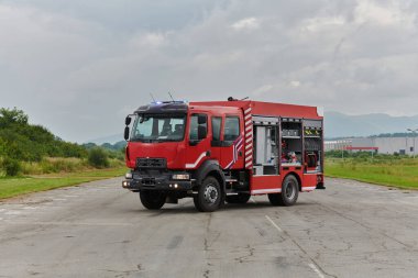 Bu büyüleyici sahnede, gelişmiş kurtarma teknolojisiyle donatılmış gelişmiş bir itfaiye aracı, müdahale etmeye ve hızlı bir şekilde karşılık vermeye hazır olan yetenekli itfaiye ekibiyle birlikte beklemektedir.