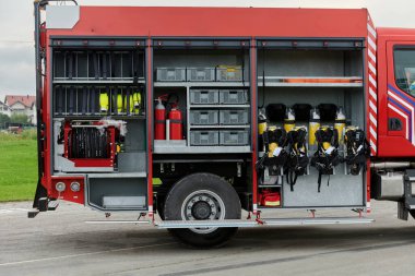 Bu büyüleyici sahnede, gelişmiş kurtarma teknolojisiyle donatılmış gelişmiş bir itfaiye aracı, müdahale etmeye ve hızlı bir şekilde karşılık vermeye hazır olan yetenekli itfaiye ekibiyle birlikte beklemektedir.