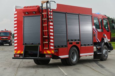 Bu büyüleyici sahnede, gelişmiş kurtarma teknolojisiyle donatılmış gelişmiş bir itfaiye aracı, müdahale etmeye ve hızlı bir şekilde karşılık vermeye hazır olan yetenekli itfaiye ekibiyle birlikte beklemektedir.