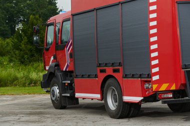 Bu büyüleyici sahnede, gelişmiş kurtarma teknolojisiyle donatılmış gelişmiş bir itfaiye aracı, müdahale etmeye ve hızlı bir şekilde karşılık vermeye hazır olan yetenekli itfaiye ekibiyle birlikte beklemektedir.