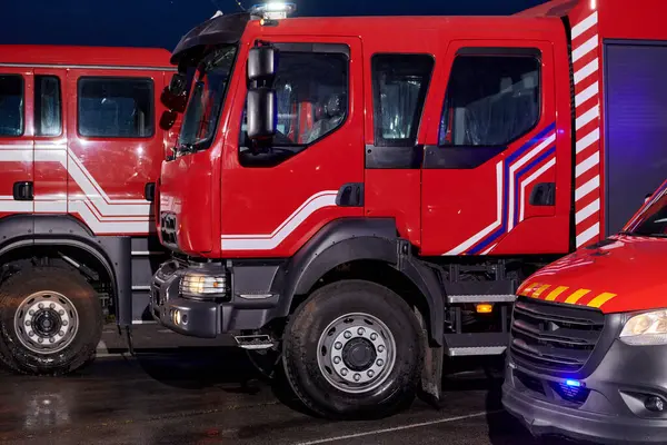 Zwei Hochmoderne Und Qualitativ Hochwertige Feuerwehrfahrzeuge Beleuchten Die Nacht Mit — Stockfoto