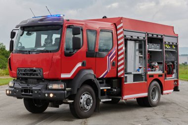 Bu büyüleyici sahnede, gelişmiş kurtarma teknolojisiyle donatılmış gelişmiş bir itfaiye aracı, müdahale etmeye ve hızlı bir şekilde karşılık vermeye hazır olan yetenekli itfaiye ekibiyle birlikte beklemektedir.