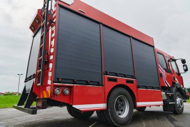 Bu büyüleyici sahnede, gelişmiş kurtarma teknolojisiyle donatılmış gelişmiş bir itfaiye aracı, müdahale etmeye ve hızlı bir şekilde karşılık vermeye hazır olan yetenekli itfaiye ekibiyle birlikte beklemektedir.