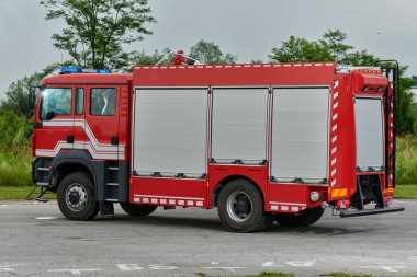 Bu büyüleyici sahnede, gelişmiş kurtarma teknolojisiyle donatılmış gelişmiş bir itfaiye aracı, müdahale etmeye ve hızlı bir şekilde karşılık vermeye hazır olan yetenekli itfaiye ekibiyle birlikte beklemektedir.