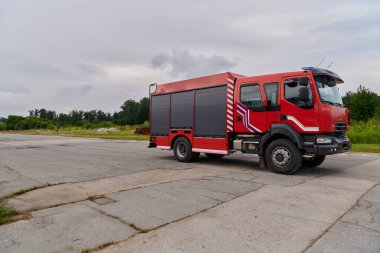 Bu büyüleyici sahnede, gelişmiş kurtarma teknolojisiyle donatılmış gelişmiş bir itfaiye aracı, müdahale etmeye ve hızlı bir şekilde karşılık vermeye hazır olan yetenekli itfaiye ekibiyle birlikte beklemektedir.