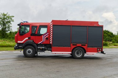 Bu büyüleyici sahnede, gelişmiş kurtarma teknolojisiyle donatılmış gelişmiş bir itfaiye aracı, müdahale etmeye ve hızlı bir şekilde karşılık vermeye hazır olan yetenekli itfaiye ekibiyle birlikte beklemektedir.