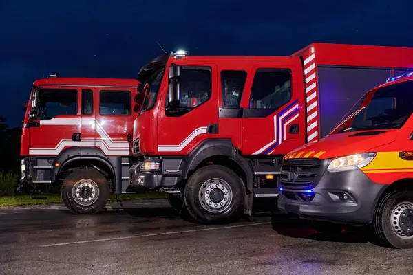Ett Par Mycket Moderna Och Högkvalitativa Brandbilar Lyser Upp Natten — Stockfoto