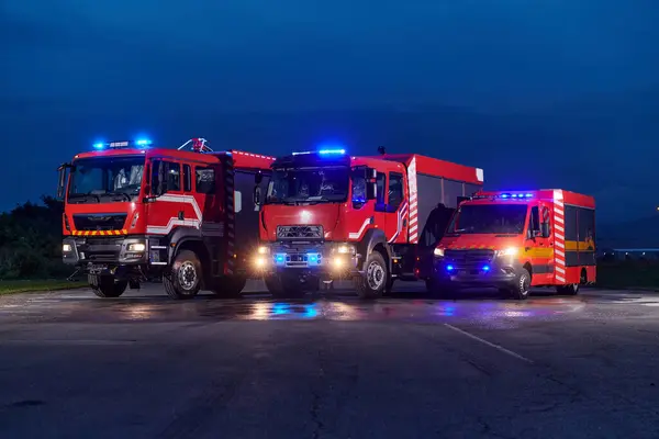 Une Paire Camions Pompiers Très Modernes Qualité Illuminent Nuit Avec — Photo
