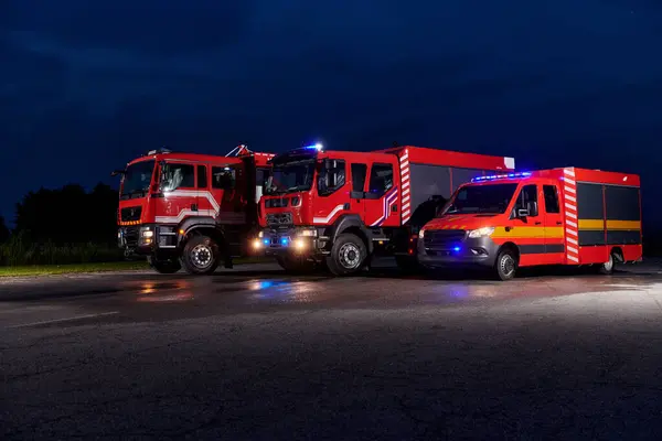 Een Paar Zeer Moderne Hoogwaardige Brandweerwagens Verlichten Nacht Met Hun — Stockfoto