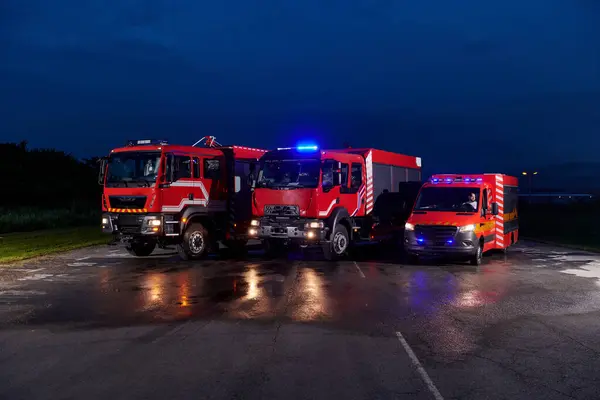 一对高度现代化和高质量的消防车的旋转灯照亮了夜晚 象征着消防队的尖端技术和准备工作 随时准备对这一情况作出反应 — 图库照片