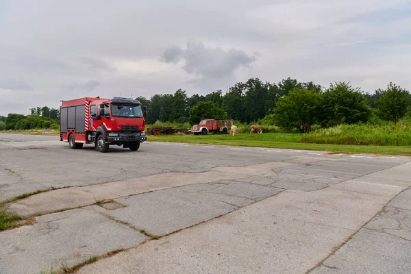 Denna Fängslande Scen Står Toppmodern Brandbil Utrustad Med Avancerad Räddningsteknik — Stockfoto