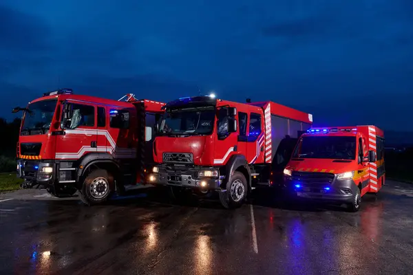 Egy Pár Nagyon Modern Minőségi Tűzoltóautó Világítja Meg Éjszakát Forgó — Stock Fotó