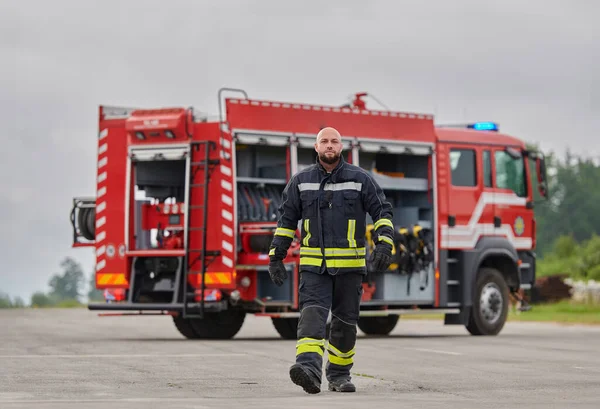 Een Symbolisch Dappere Brandweerman Stapt Met Onwrikbare Moed Naar Voren — Stockfoto