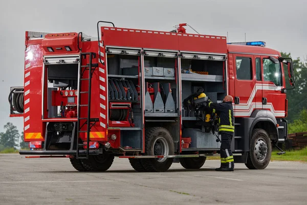 Vigile Del Fuoco Prepara Meticolosamente Moderno Camion Dei Pompieri Una — Foto Stock