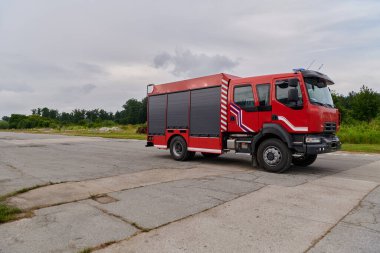 Bu büyüleyici sahnede, gelişmiş kurtarma teknolojisiyle donatılmış gelişmiş bir itfaiye aracı, müdahale etmeye ve hızlı bir şekilde karşılık vermeye hazır olan yetenekli itfaiye ekibiyle birlikte beklemektedir.