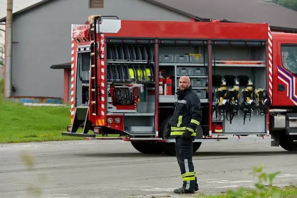 Pompier Prépare Méticuleusement Camion Pompiers Moderne Pour Une Mission Évacuation — Photo