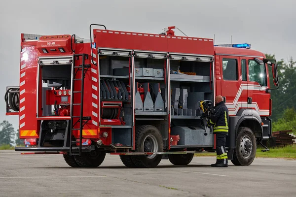 Brandman Förbereder Minutiöst Modern Brandbil För Ett Uppdrag Att Evakuera — Stockfoto