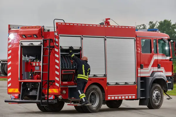 Ein Feuerwehrmann Bereitet Ein Modernes Feuerwehrfahrzeug Akribisch Auf Einen Einsatz — Stockfoto