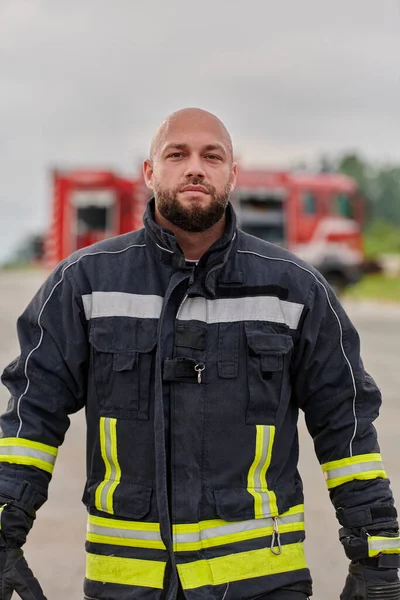 Een Symbolisch Dappere Brandweerman Stapt Met Onwrikbare Moed Naar Voren — Stockfoto