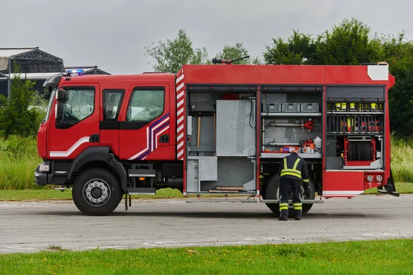 消防队员精心准备了一辆现代化的消防车 准备执行疏散和应对危险情况的任务 表现出面对火灾时对安全和备灾的最大奉献 — 图库照片