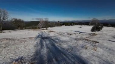 Kış Ormanı Karları Ağaçları Kaplamıştı Alp Dağları Sabah Erken Güneş Doğumu Tatil ve Turizm Ağacı Canlı Renkler Hava 4k FPV