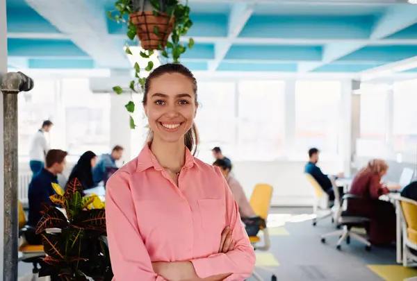 Retrato Uma Jovem Mulher Negócios Sorridente Escritório Startup Coworking Espaço — Fotografia de Stock