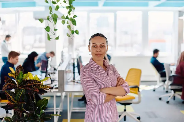 Porträtt Ung Leende Affärskvinna Kreativa Öppna Rymden Coworking Start Office — Stockfoto