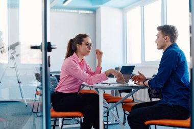 Girişimci ofisinin öfkeli bir işletme müdürü, çalışanını iş hataları ve hataları yüzünden azarlıyor.. 