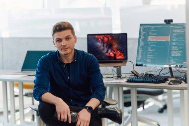 Programlama. Bilgisayarda çalışan, masa başında oturmuş kod yazan bir adam. Programcı Veri Kodu Yazıyor, Yazılım Geliştirme Şirketinde Proje Üzerinde Çalışıyor. 