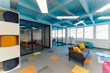 Programlama, dijital pazarlama ve web tasarım projelerinin yapıldığı modern bir ofisin fotoğrafı. Modern mobilyaları ve cam ofisi olan bir ofis.. 