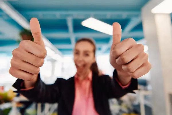 Närbild Händer Leende Business Woman Making Frame Gesture Med Vid — Stockfoto