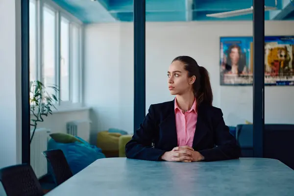 Framgångsrik Ung Kvinnlig Ledare Kostym Med Rosa Skjorta Sitter Ett — Stockfoto