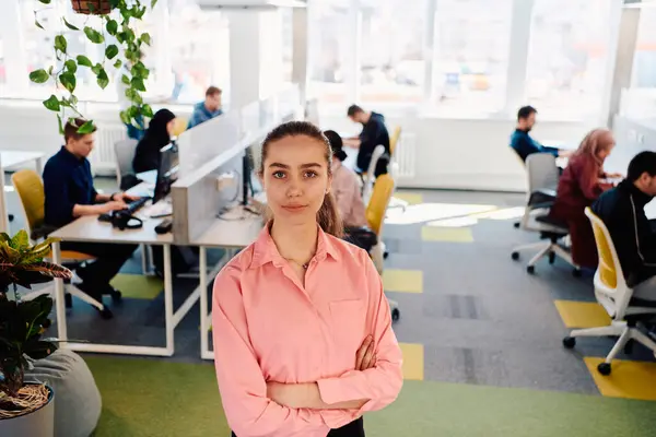 Porträtt Ung Leende Affärskvinna Kreativa Öppna Rymden Coworking Start Office — Stockfoto