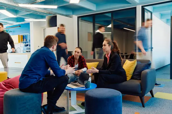 Multietnisk Start Business Team Möte Modern Ljus Öppen Utrymme Coworking — Stockfoto