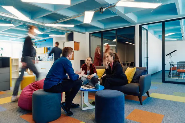 Multiethnic Startup Business Team Vergadering Een Moderne Heldere Open Ruimte — Stockfoto