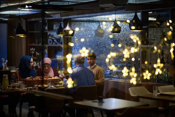 Современная Традиционная Европейская Исламская Семья Собирается Вместе Ифтара Современном Ресторане — стоковое фото