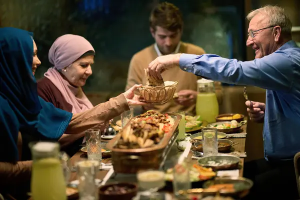 Una Familia Islámica Europea Moderna Tradicional Reúne Para Iftar Restaurante — Foto de Stock