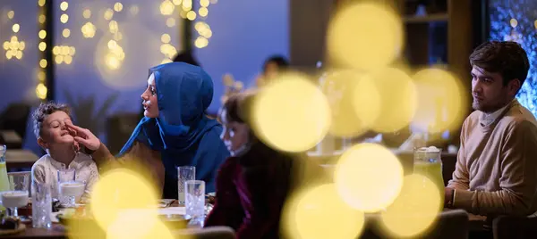 Moderní Restauraci Islámský Pár Jejich Děti Radostně Čekají Své Iftar — Stock fotografie