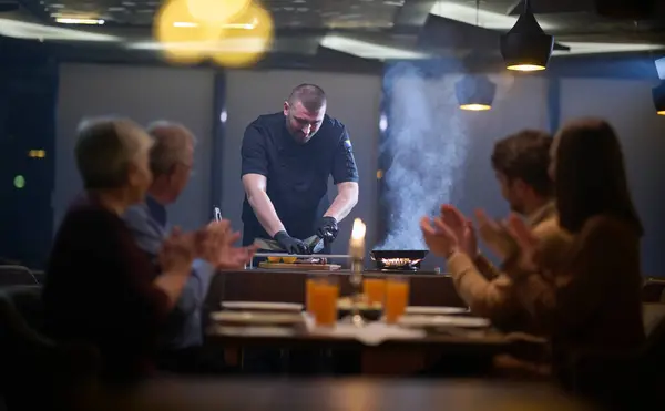 Bir Restoran Ortamında Profesyonel Bir Şef Açık Ateşte Pişmiş Cızırtılı — Stok fotoğraf