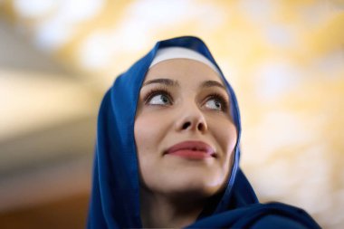 Modern bir restoranda, güzel Avrupalı Müslüman bir kadın kutsal Ramazan ayı boyunca zarafet ve ruhani huzuru somutlaştıran ortam ve yemek zevklerinin tadını çıkarıyor.