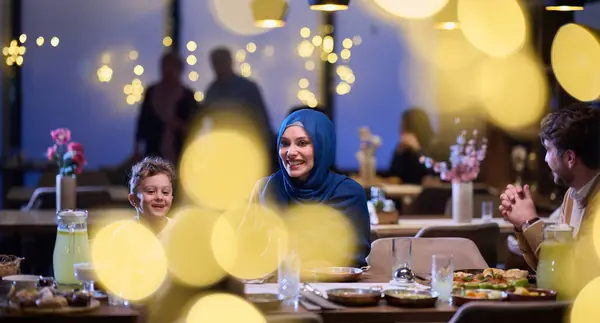 Restaurante Moderno Casal Islâmico Seus Filhos Esperam Alegremente Sua Refeição — Fotografia de Stock