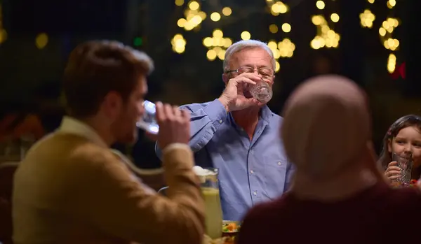 Una Familia Islámica Europea Moderna Tradicional Reúne Para Iftar Restaurante —  Fotos de Stock