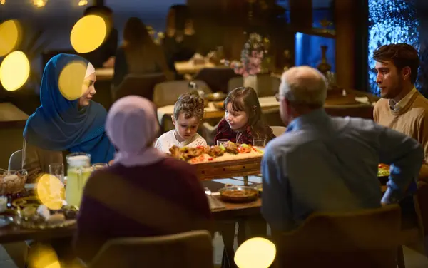 在斋月禁食期间 一个现代和传统的欧洲伊斯兰家庭聚集在一家当代餐馆里 享用花蜜 体现了文化的和谐和家庭的团结 — 图库照片