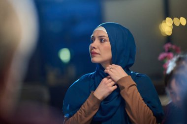 Modern bir restoranda, güzel Avrupalı Müslüman bir kadın kutsal Ramazan ayı boyunca zarafet ve ruhani huzuru somutlaştıran ortam ve yemek zevklerinin tadını çıkarıyor.