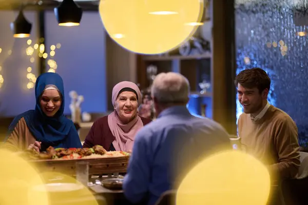 Una Famiglia Islamica Europea Moderna Tradizionale Riunisce Iftar Ristorante Contemporaneo — Foto Stock