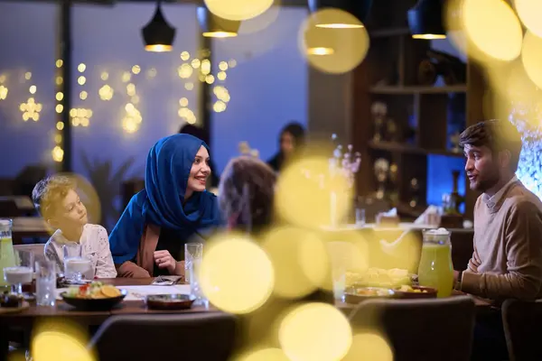 Dans Restaurant Moderne Couple Islamique Leurs Enfants Attendent Joyeusement Leur — Photo