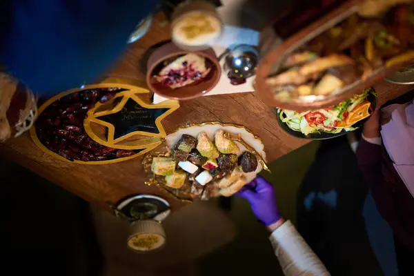 Tym Urzekającym Widoku Powietrza Pyszne Jedzenie Ozdobione Dekoracjami Ramadan Tym — Zdjęcie stockowe