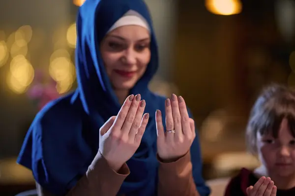Nowoczesnej Restauracji Piękna Kobieta Hidżabie Modli Się Podniesionymi Rękami Uosabiając — Zdjęcie stockowe