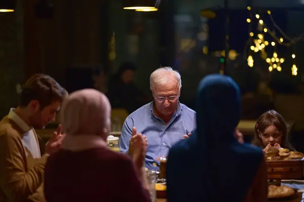 Ristorante Moderno Una Famiglia Islamica Europea Riunisce Iftar Durante Ramadan — Foto Stock